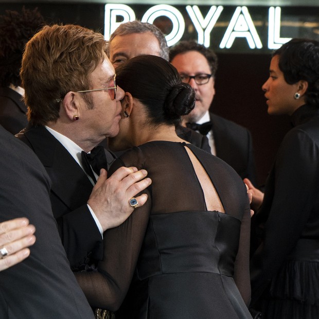 LONDON, ENGLAND - JULY 14: Prince Harry, Duke of Sussex and Meghan, Duchess of Sussex greet British singer-songwriter Elton John and David Furnish at the European Premiere of Disney's "The Lion King" at Odeon Luxe Leicester Square on July 14, 2019 in Lond (Foto: Getty Images)