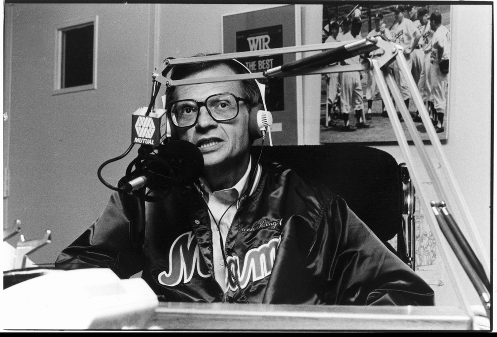 Larry King em programa de rádio em 1º de maio de 1957 — Foto: Divulgação