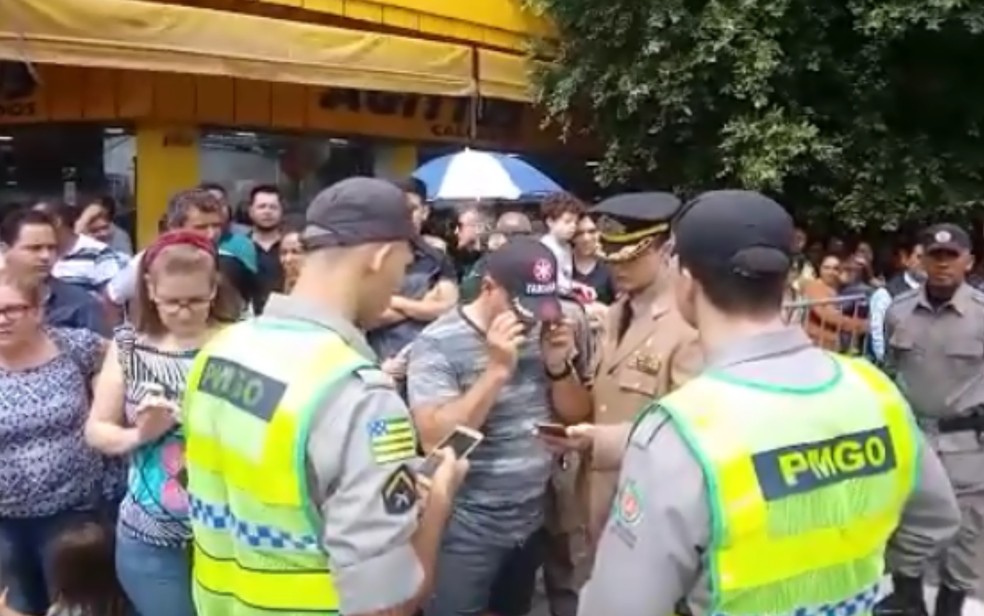 Polícia Militar aborda homem suspeito de filmar sob saia de mulher durante desfile cívico — Foto: Reprodução/TV Anhanguera