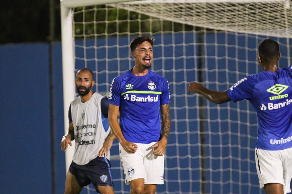 Calegari comemora gol em amistoso contra o Novo Hamburgo — Foto: Rodrigo Fatturi/Divulgação Grêmio