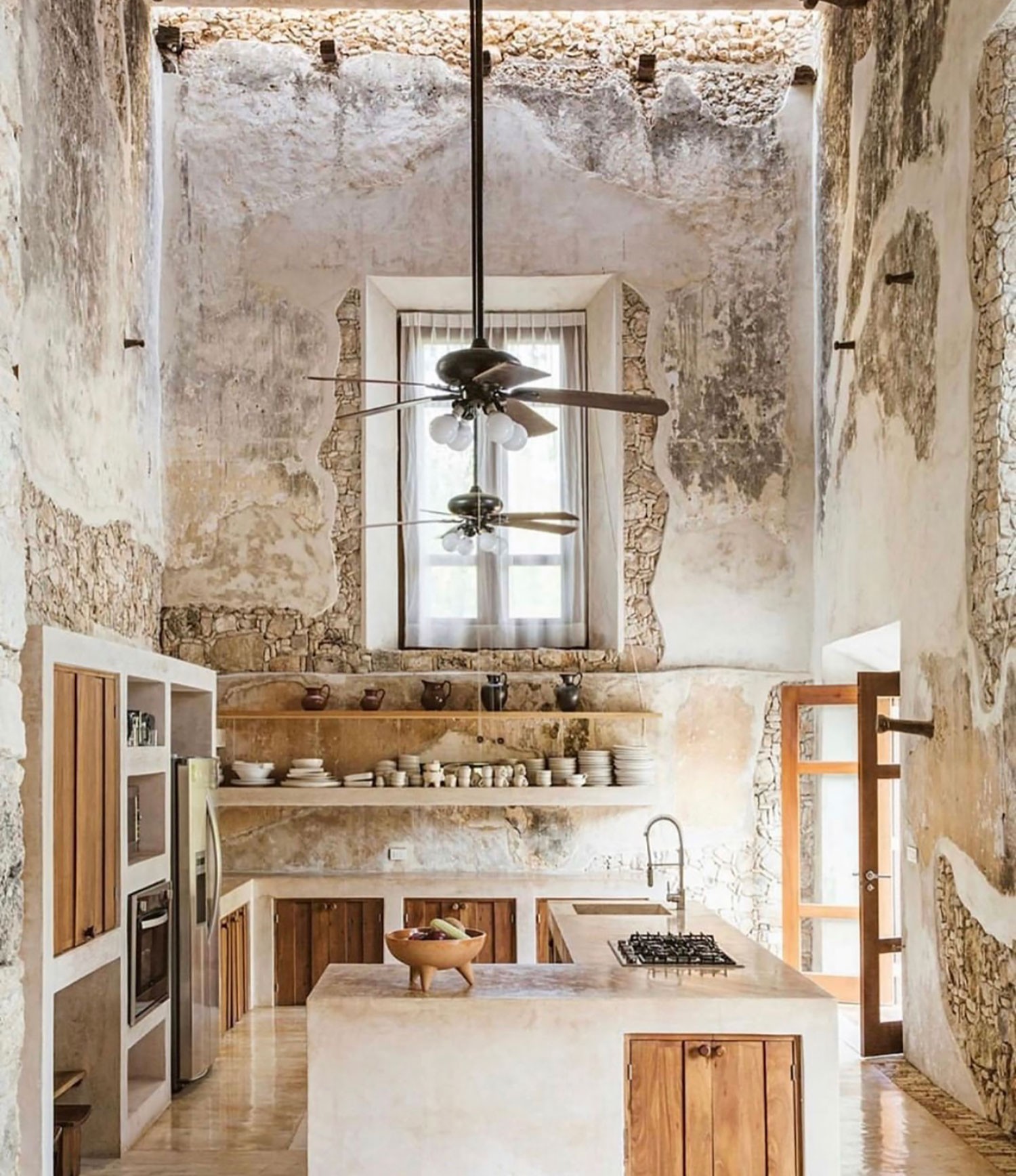 A rusticidade impressa nas paredes é a que se assemelha a uma caiação ou mesmo ao acabamento em massa lisa, que nos remete às casas mediterrâneas (Foto: Diego Revollo / Reprodução)