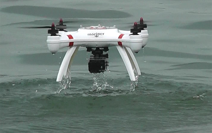 Mariner expõe a GoPro à água para gravar imagens abaixo da superfície (Foto: Divulgação/Splash Drones)