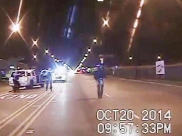 Imagem tirada de video mostra Laquan McDonald, à direita, caminhando por rua pouco antes de ser atingido por disparo de policial branco em Chicago (Foto: Chicago Police Department via AP)