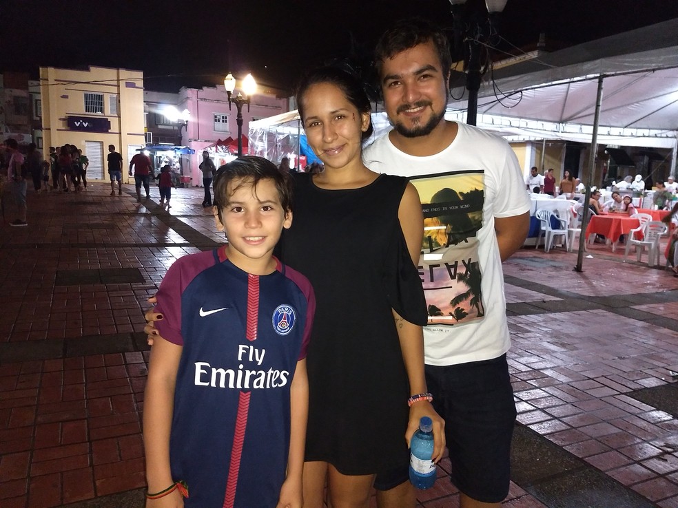 Patrícia Helena foi com o filho Jorge Gabriel assistir apresentações no Centro de Rio Branco (Foto: Aline Nascimento/G1)