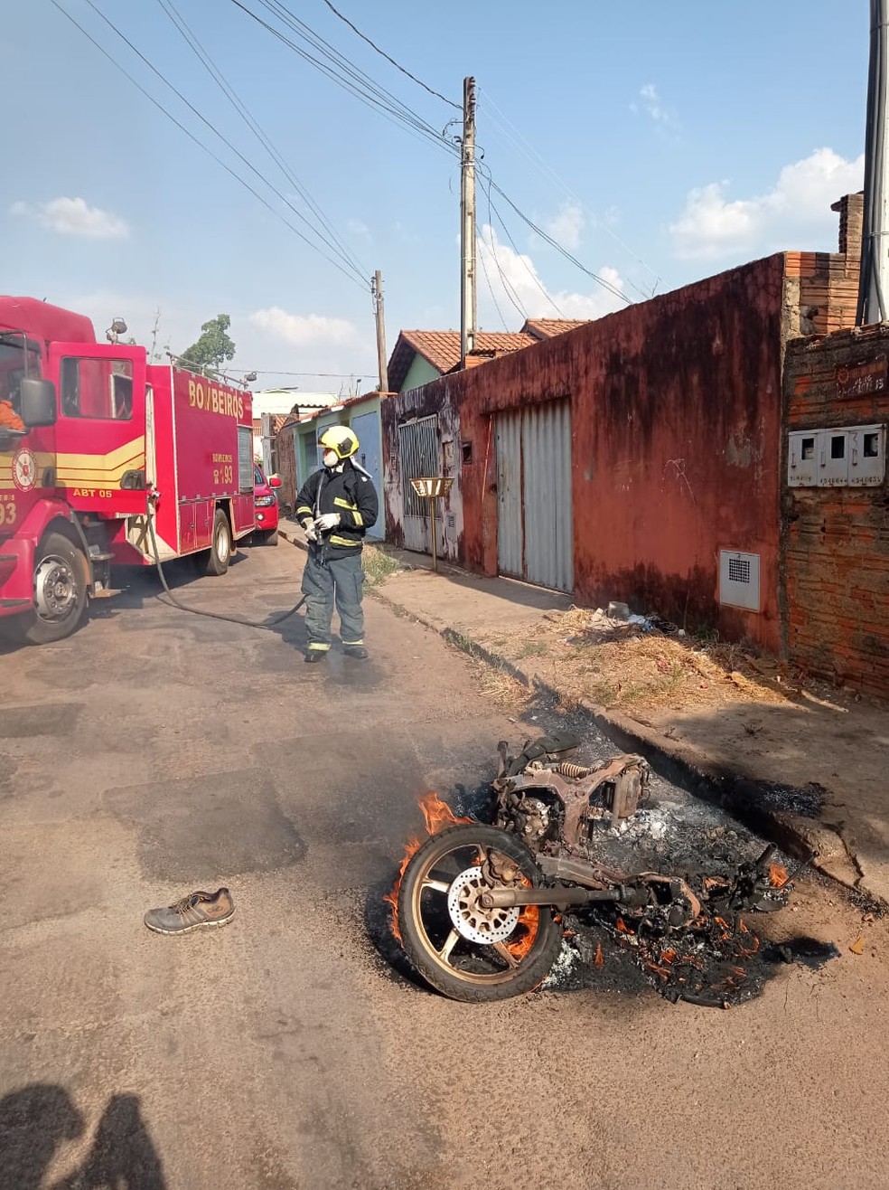 Motocicleta pega fogo na região norte de Palmas — Foto: Divulgação/Corpo de Bombeiros