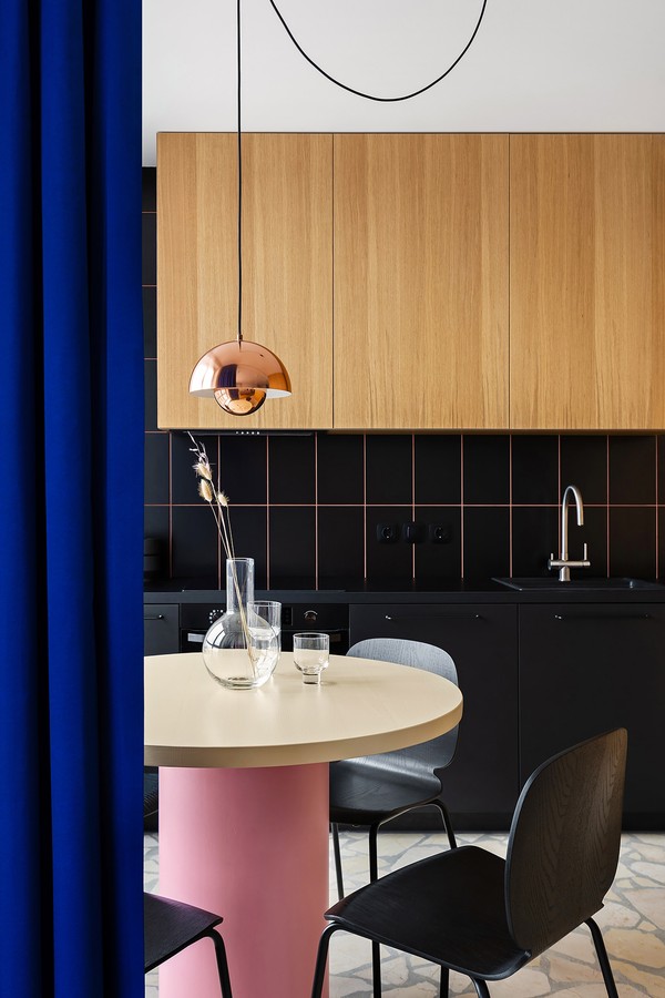 Décor do dia: cozinha com azulejos pretos, rejunte rosa e madeira (Foto: Divulgação)