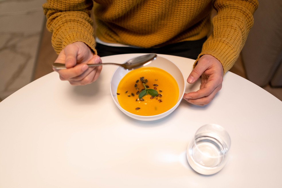 É a mesma sopa, mas os neurônios se iluminam mais ao tomar a sopa de 'sabor rico e delicioso', e menos com a 'água de legume cozido' — Foto: Pexels