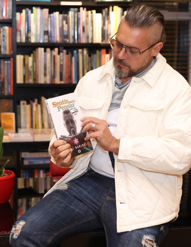 Luigi Baricelli faz sessão de autógrafos de seu livro (Foto: Daniel Pinheiro/AgNews)
