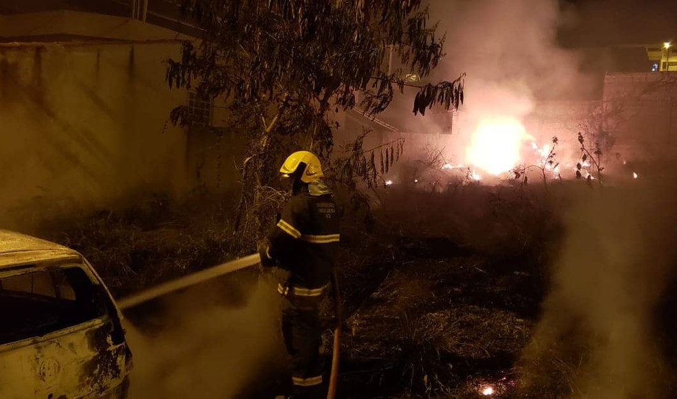Bombeiros foram chamados para apagar fogo no veículo (Foto: Corpo de Bombeiros/Divulgação)