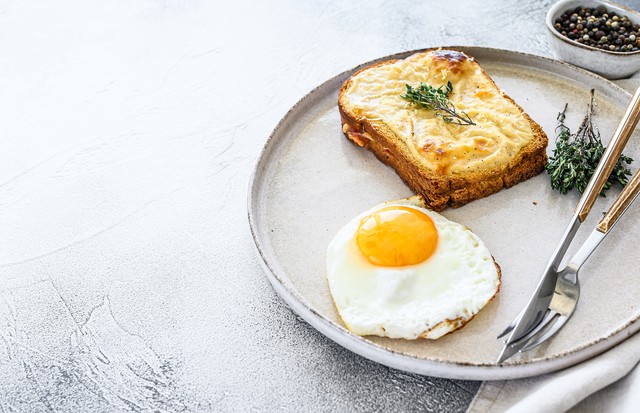 Croque Monsieur a traditional French toasted cheese and ham sandwich with bechamel sauce. White background. Top view. Copy space. (Foto: Getty Images/iStockphoto)