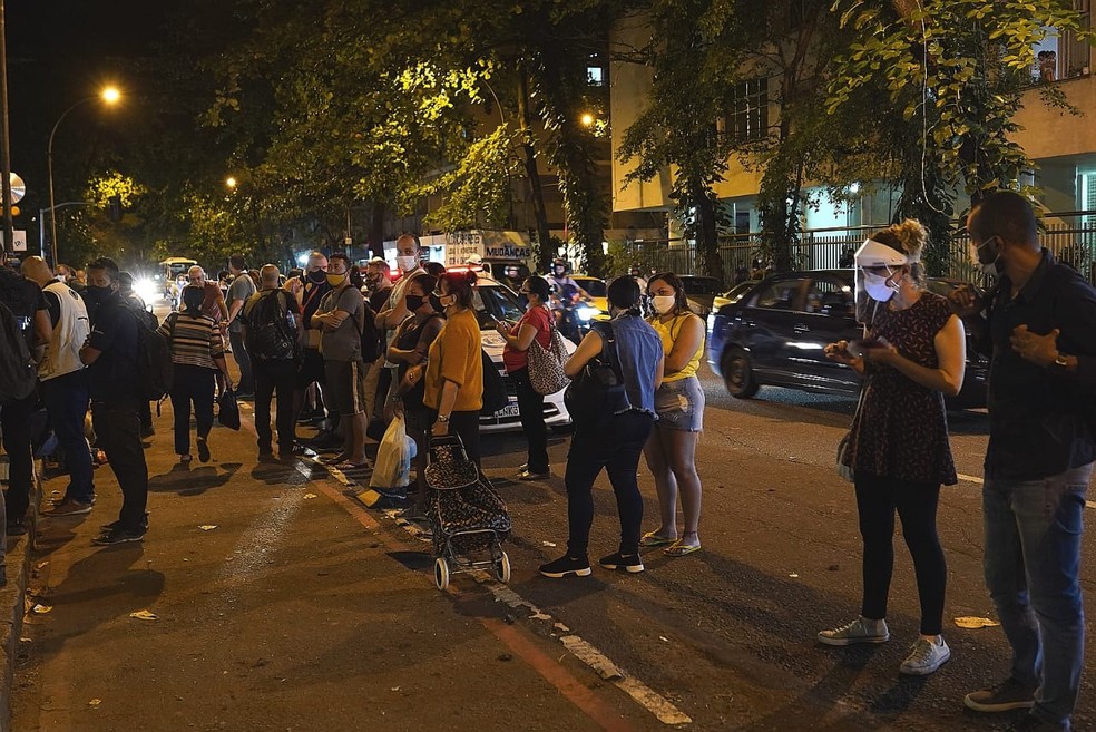 Movimentação em frente ao Hospital Copa Star, onde está internado Paulo Gustavo, nesta terça-feira (4) — Foto: Marcos Serra Lima/G1