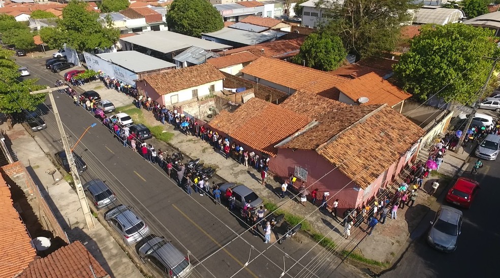Longas filas em postos de inscrição para vagas de emprego em Teresina.  — Foto: Magno Bonfim/TV Clube