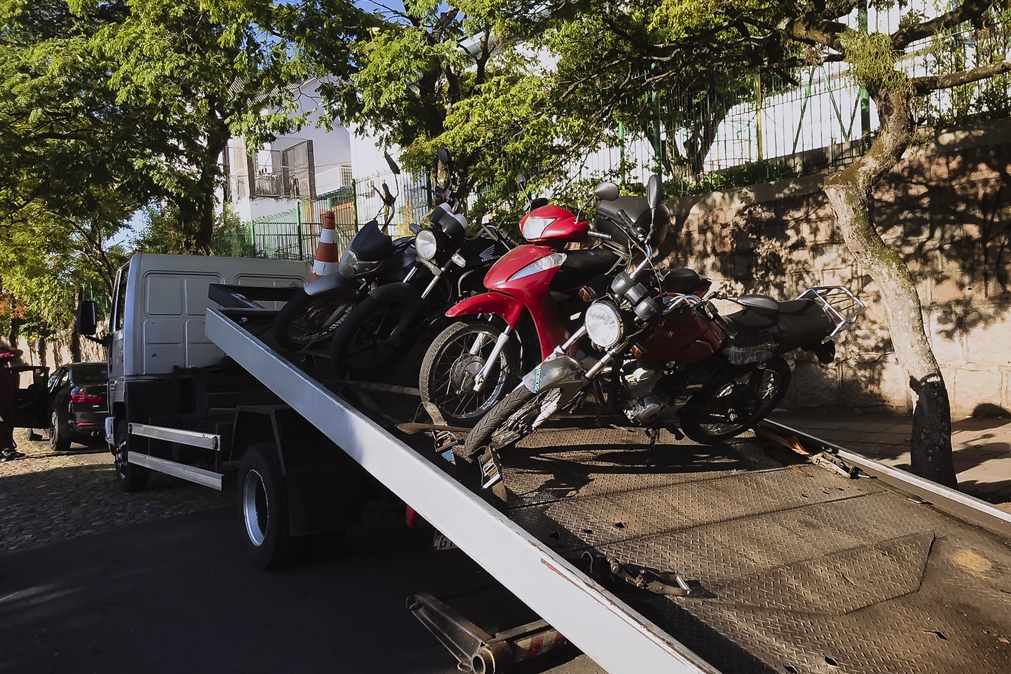 Moto com R$ 73 mil em dívidas é apreendida em Porto Alegre; condutor não estava habilitado