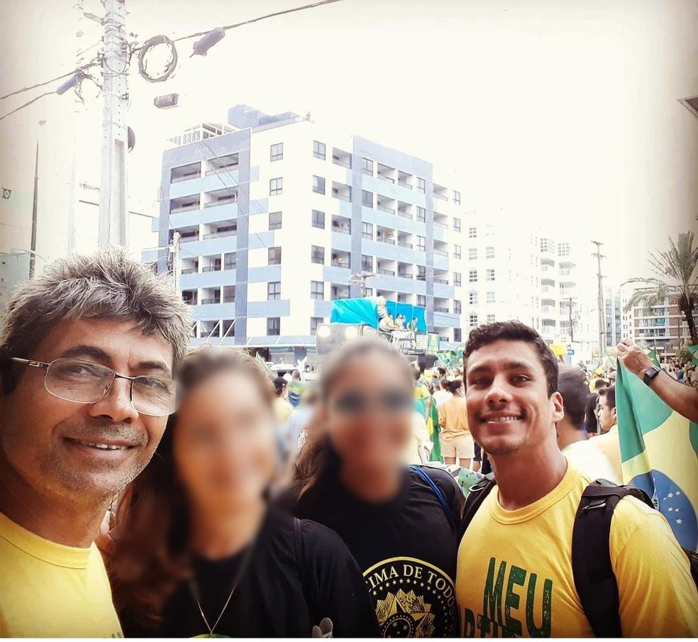  José Paulo Fagundes Brandão e o filho, o nadador Átila Brandão, em uma manifestação de apoio a Bolsonaro, em João Pessoa, no ano de 2022 — Foto: Reprodução/Redes sociais