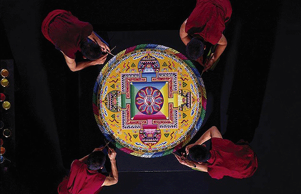 Com grãos de areia coloridos, os monges tibetanos dão vida às mandalas (Foto: Reprodução / Hypeness)