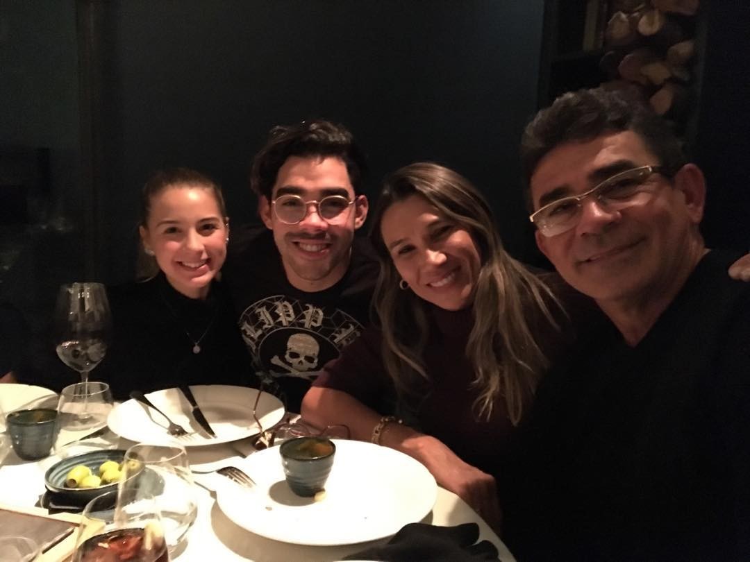 Gabriel Diniz com a namorada, Karoline, e os pais, Cizinato e Ana Maria (Foto: Reprodução / Instagram)
