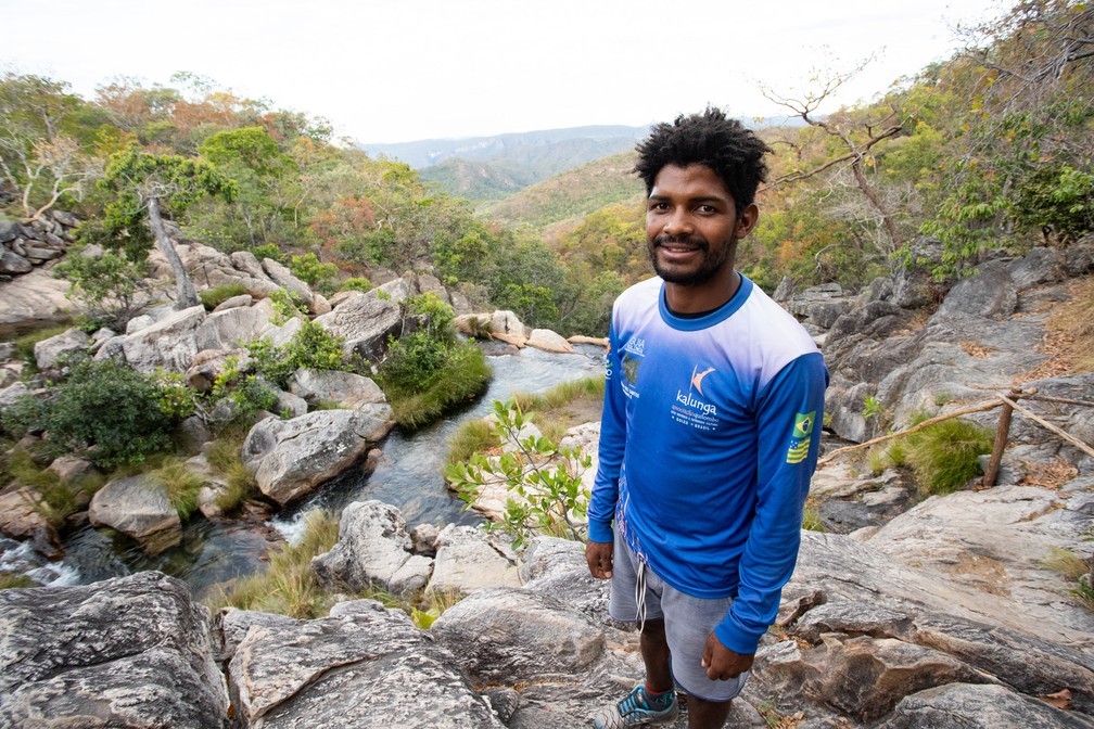 O guia ambiental Geovan dos Santos Moreira conta a história kalunga durante o passeio guiado nas cachoeiras de Cavalcante — Foto: Fábio Tito/G1