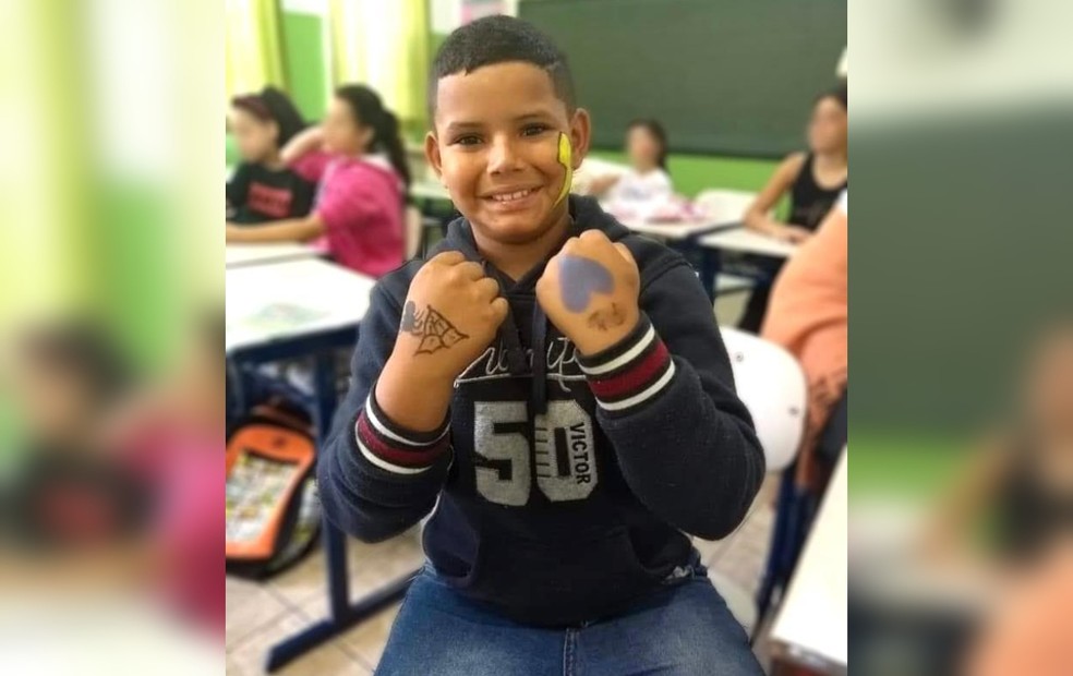 Menino perde movimento das pernas ao cair em rede de esgoto enquanto andava de bicicleta em Piraju — Foto: Ariadne Souza/Arquivo pessoal 