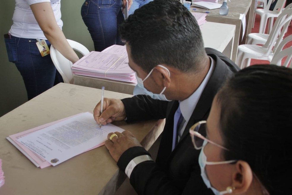Quase 1.200 casais participaram de cerimônia de casamento nesse domingo (10) em Cuiabá, na ação 'Casamento Abençoado — Foto: Secom/MT