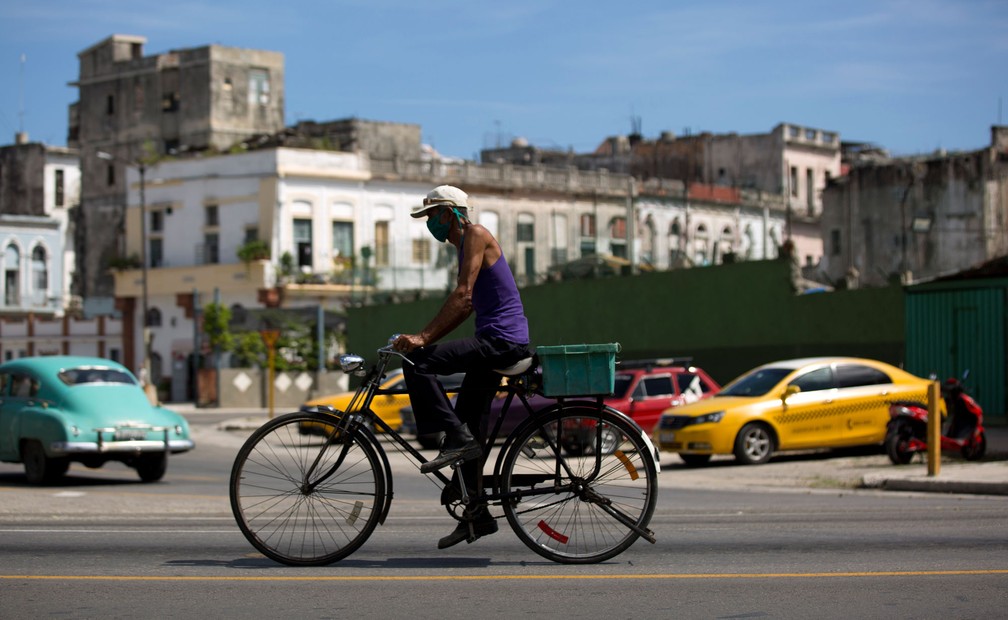 Ciclista usa máscara para se proteger do novo coronavírus em Havana, Cuba, segunda-feira (10)  — Foto: Ismael Francisco/AP