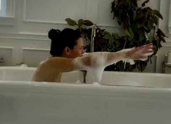 A atriz Jennifer Garner brincando na banheira de sua casa (Foto: Instagram)