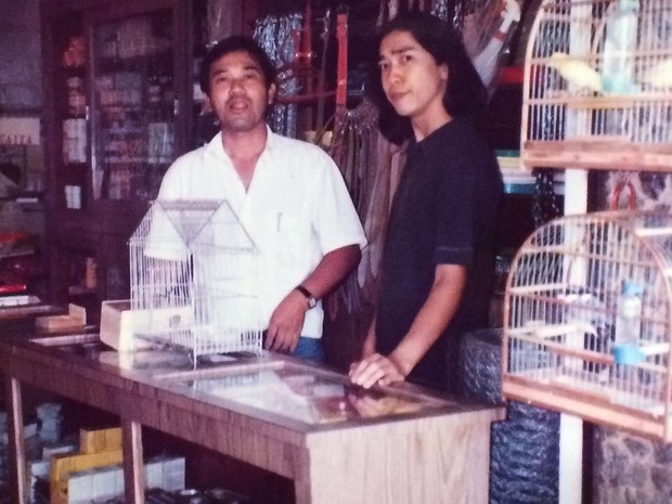 Bento ao lado do irmão Chikara na loja em Itaquaquecetuba  (Foto: Fernando Hinoto / Arquivo Pessoal)