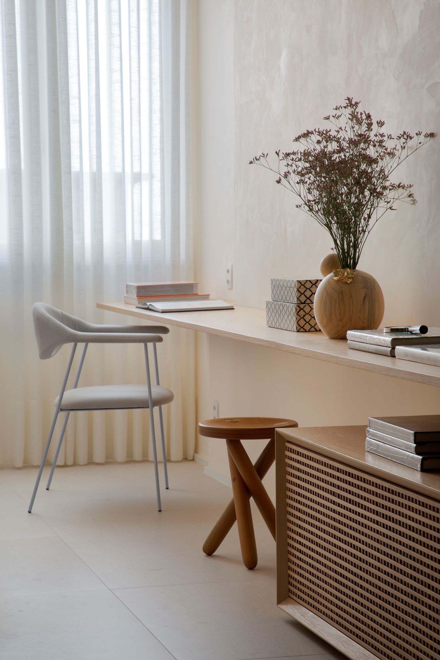 HOME OFFICE | A cadeira Agda é da Novo Ambiente. A bancada do home office segue até a sala de estar (Foto: Divulgação / Denilson Machado / MCA Estúdio / Produção / Studio Jefferson Stünner)
