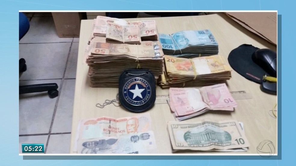Dinheiro apreendido com ex-assessora de senadora e com o irm&atilde;o dela (Foto: Reprodu&ccedil;&atilde;o/ TV Morena)