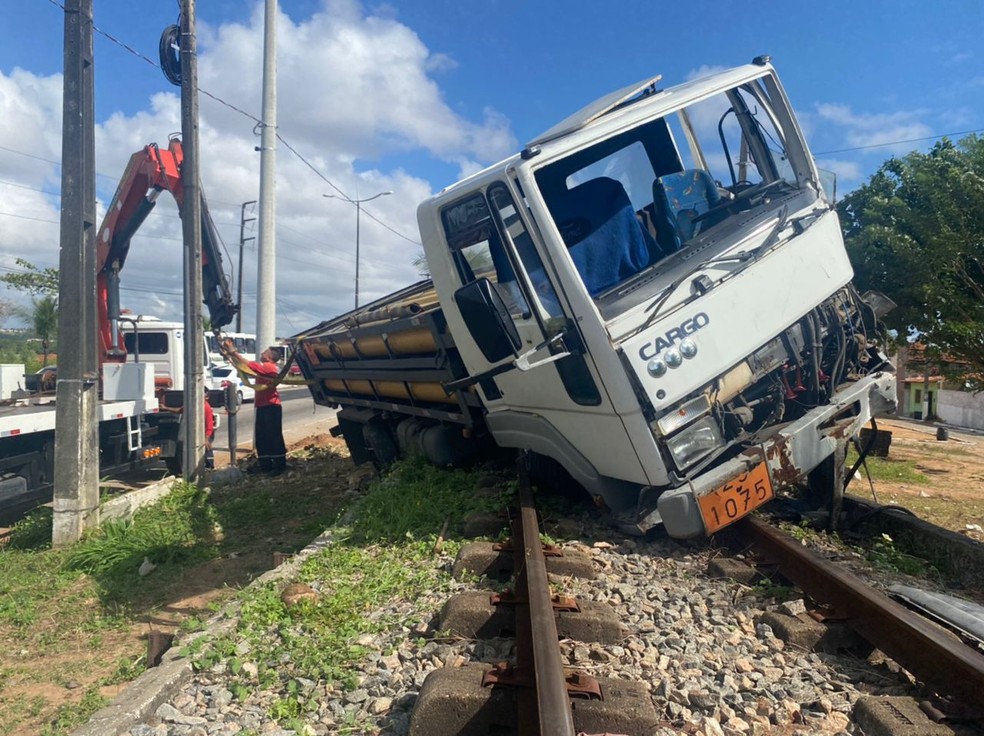 Caminhão derruba poste, bate em carro e interdita linha de trem em Natal | Rio  Grande do Norte | G1