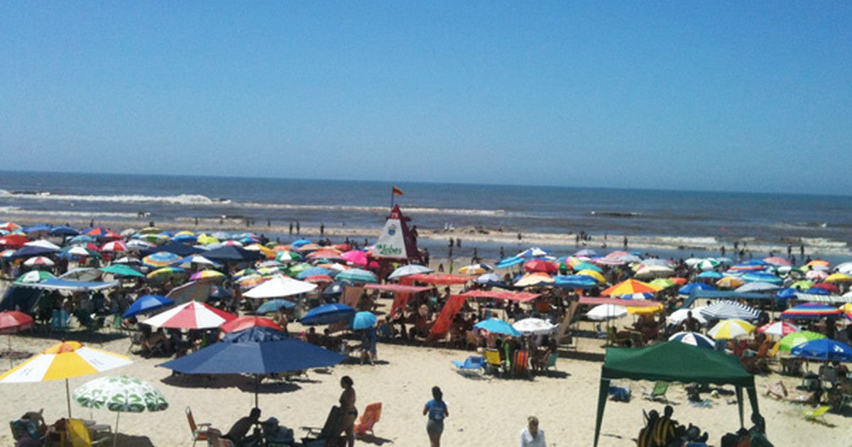 G1 - Praia de Capão da Canoa, RS, lota com céu aberto e muito calor ...