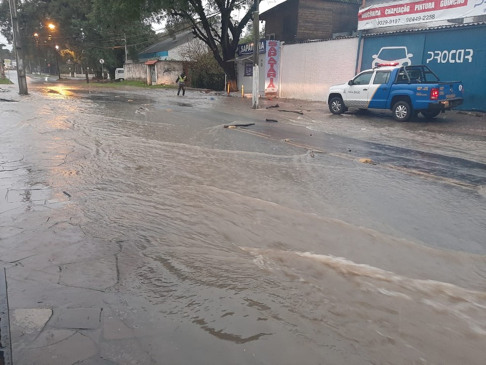 Houve registro de alagamentos na Avenida Tramandaí, na Zona Sul da Capital — Foto: Tiago Guedes/RBS TV
