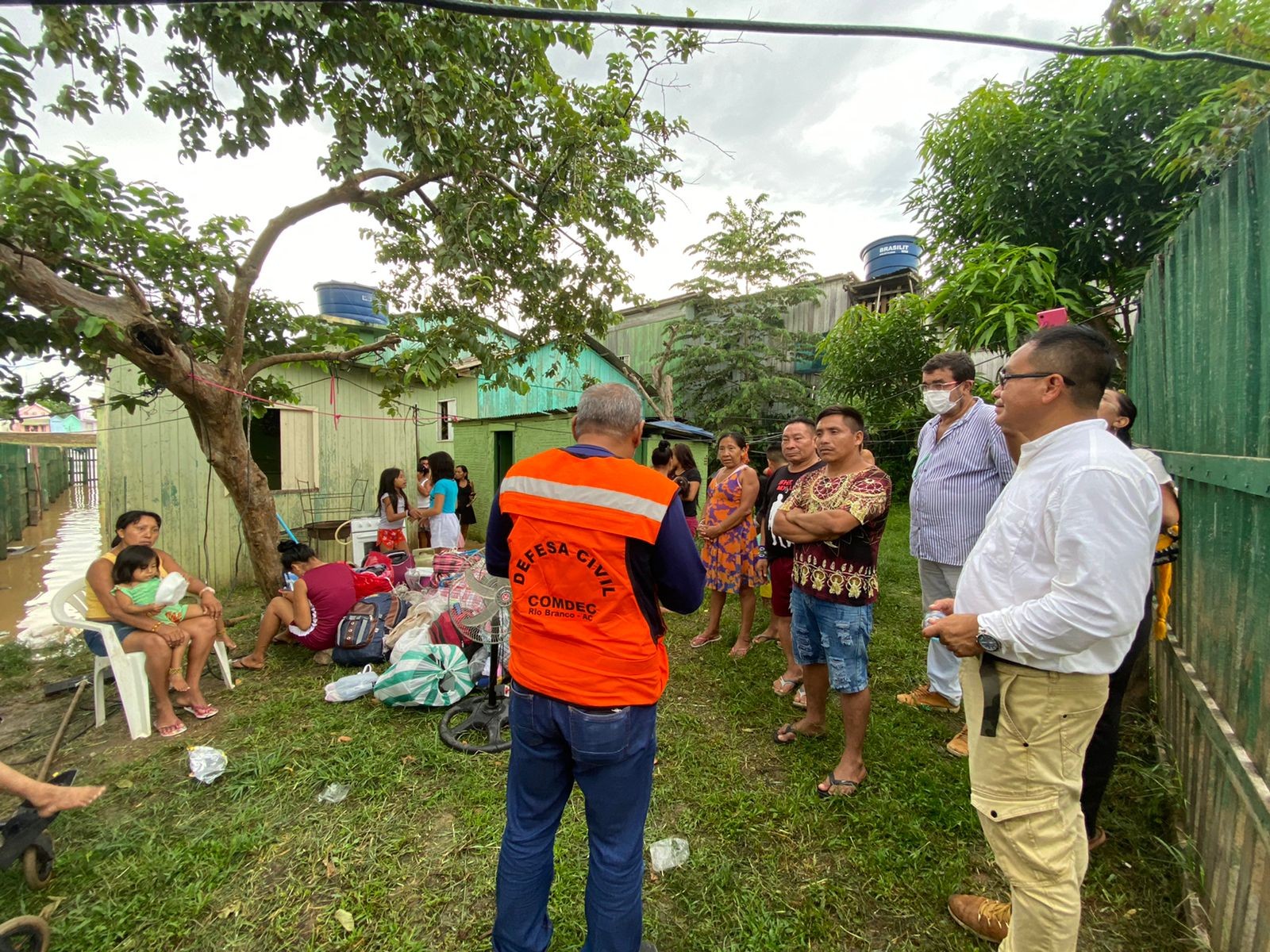 Após Rio Acre transbordar, 11 famílias são levadas para abrigo na capital