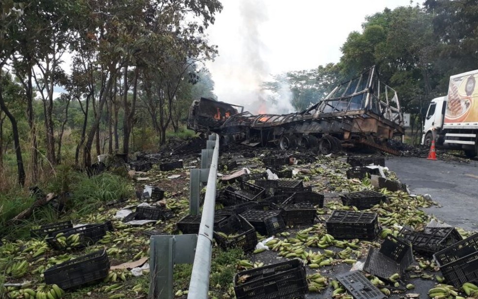 Carga de bananas de um dos caminhões ficou espalhada pela pista (Foto: PRF/Divulgação)