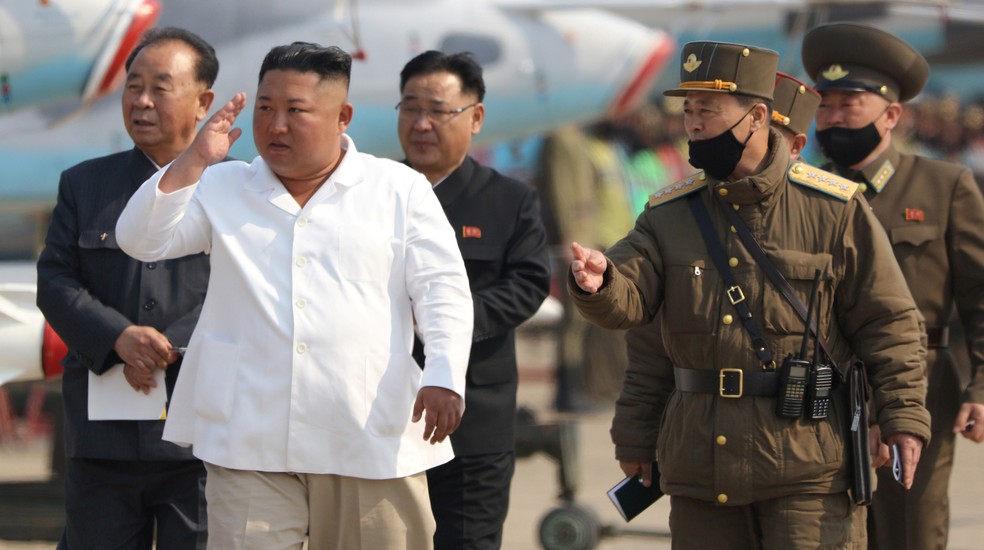 Última aparição pública de Kim Jong-un, ditador da Coreia do Norte, é uma fotografia em que aparece vistoriando aviões militares datada de 12 de abril — Foto: KCNA/via Reuters