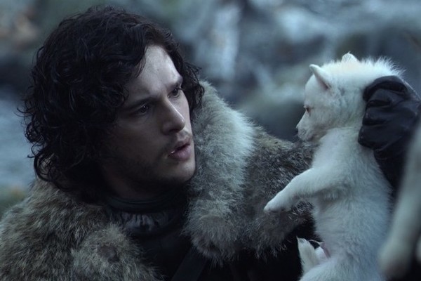 Jon Snow com seu lobo ainda filhote em cena de Game of Thrones (Foto: Reprodução)
