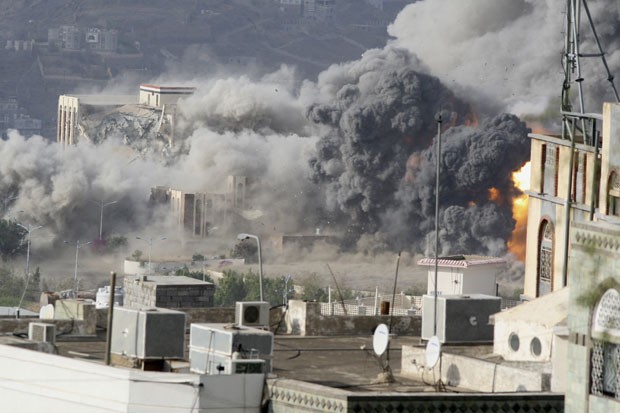 Fumaça sai de Palácio Republicano após bombardeio nesta sexta-feira (17) em Taiz (Foto: Reuters)