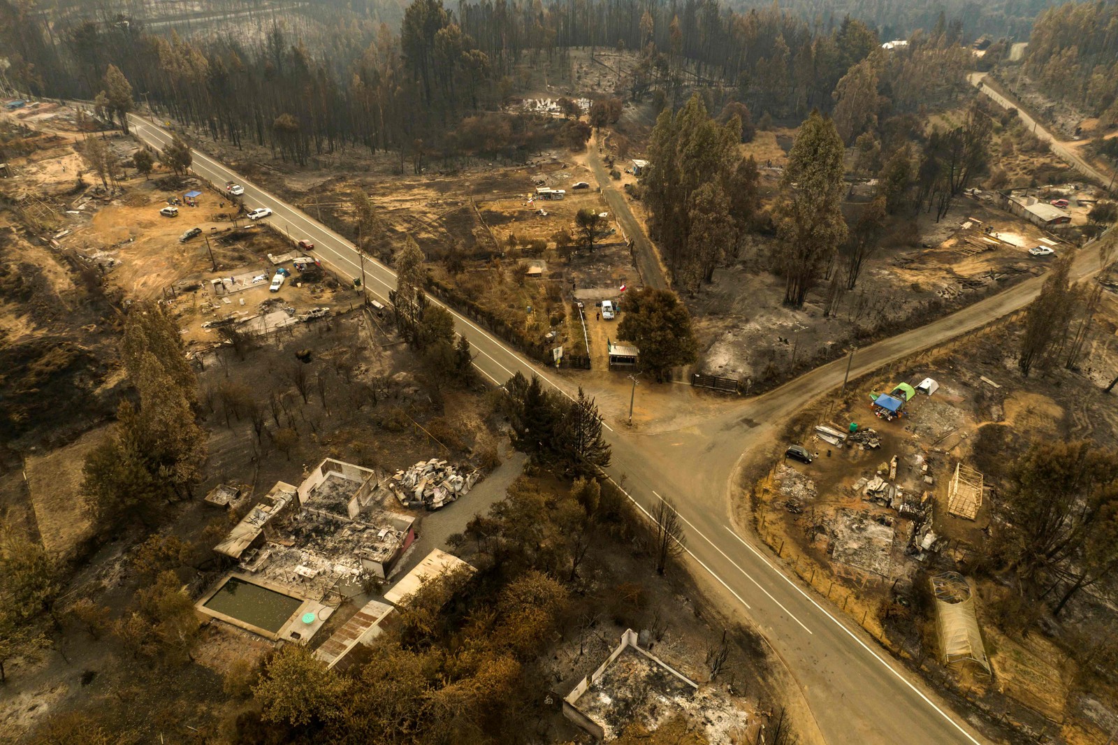 Imagem aérea mostra danos causados ​​pelos incêndios florestais em Santa Juana, província de Concepcion, Chile — Foto: JAVIER TORRES/AFP