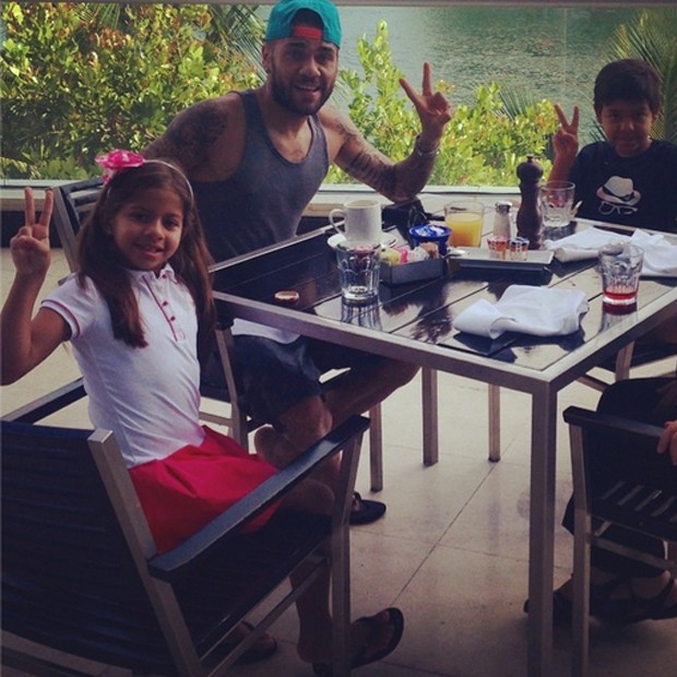O jogador Daniel Alves com os filhos (Foto: Reprodução / Instagram)