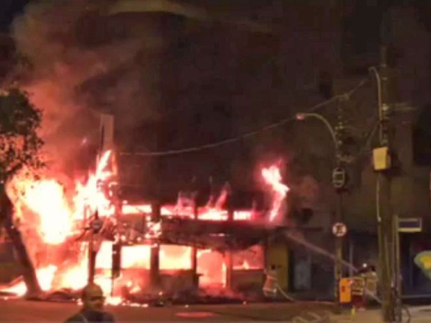 Incêndio em bar na Praça da Bandeira (Foto: Reprodução/Enviado por Whatsapp)
