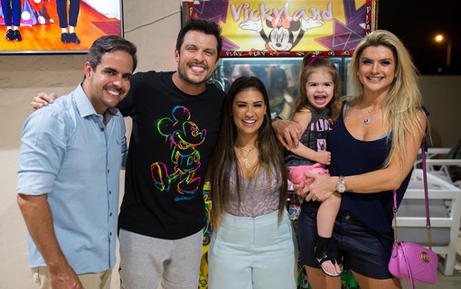 Simone com o marido, Kaká Mendes, e o casal, Mirella Santos e Ceará com a filha, Valentina