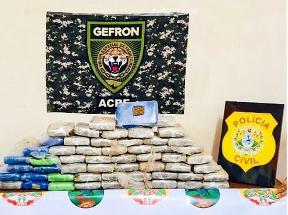 No total, eram mais de 56 quilos de drogas, segundo a polícia — Foto: Divulgação/Gefron