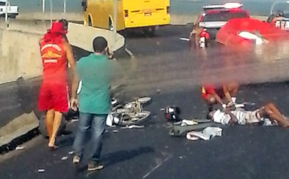 Vítima foi socorrida pelo Corpo de Bombeiros e levada para o Hospital Geral do Estado — Foto: AlagoasWeb