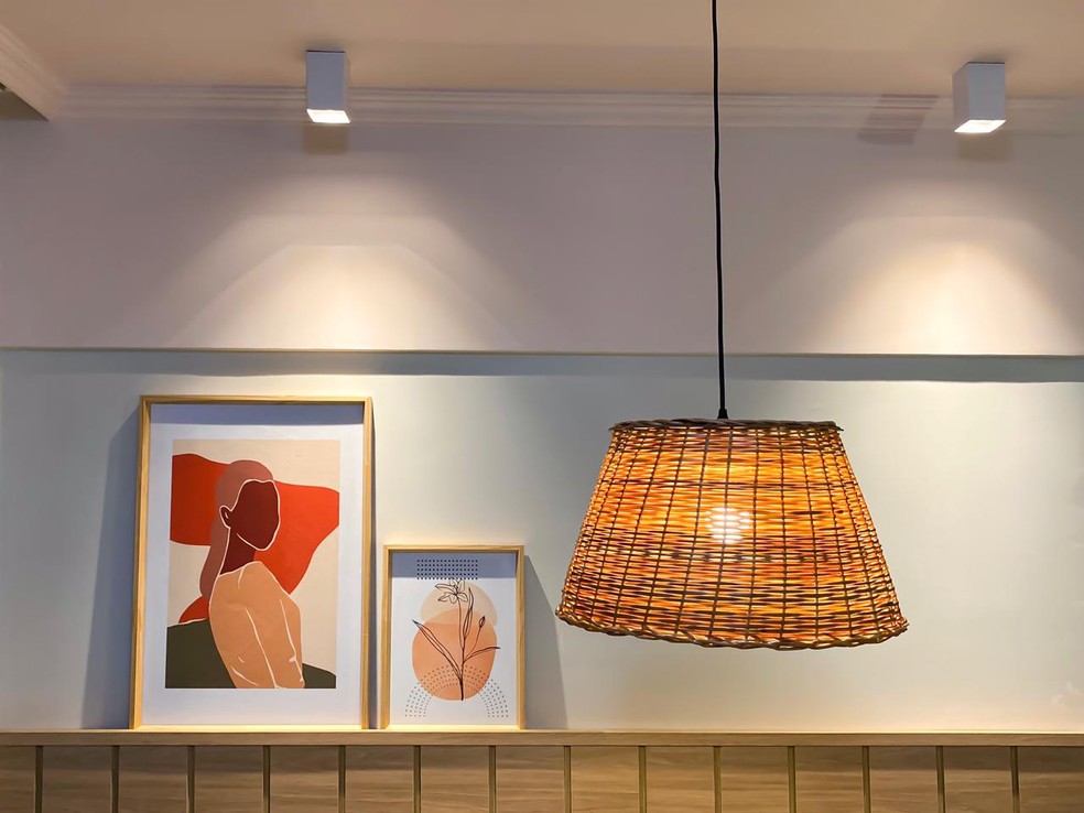 O projeto reutiliza parte dos móveis, revestidos com tinta, além de artesanato local para a luminária. — Foto: Arquivo pessoal