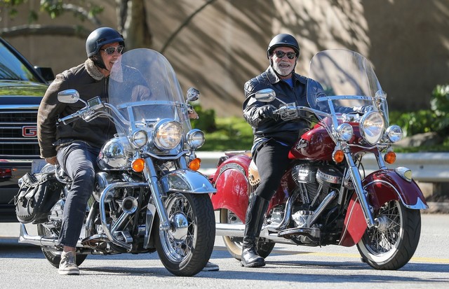 Malibu, CA  - *EXCLUSIVE*  - Arnold Schwarzenegger shares a laugh with a buddy during a motorcycle ride on his Indian motorcycle in the Malibu canyons this afternoon.Pictured: Arnold SchwarzeneggerBACKGRID USA 14 APRIL 2020 USA: +1 310 798 911 (Foto: SPOT-stoianov / BACKGRID)