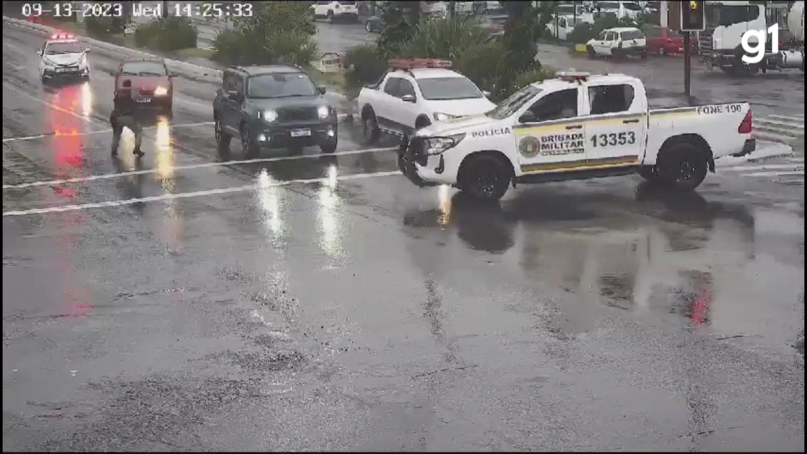 VÍDEO: motorista fura barreira, atropela PM durante abordagem e é baleado em Caxias do Sul