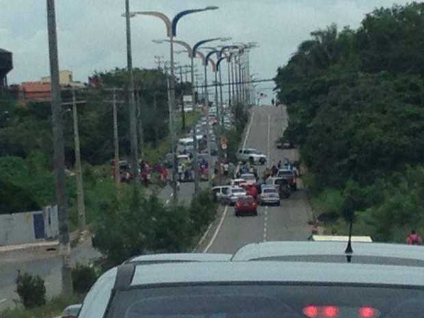 Protesto bloqueia Avenida Jerônimo de Albuquerque próximo ao Retorno da Cohab, em São Luís (Foto: Divulgação / Antônio Meneses)