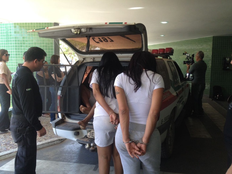 Travestis suspeitas de liderar organização que fazia tráfico interestadual de pessoas para prostituição no DF são presas (Foto: Bianca Marinho/G1)