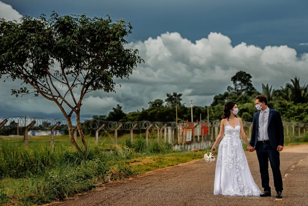 Casal usa máscara em ensaio fotográfico de casamento, em RO, em 2020 — Foto: Vagner Câmara / arquivo pessoal