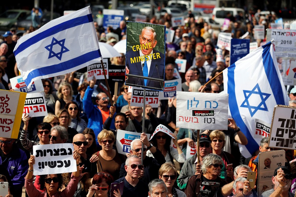 Protesto em Tel Aviv na sexta-feira, dia 16/03, contra o premiê israelense, Bibi Netanyahu, acusado de corrupção (Foto: Amir Cohen/ Reuters)