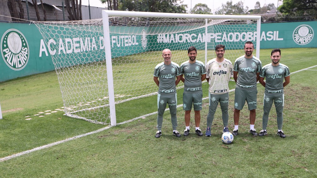 Abel Ferreira e sua comissão na Academia de Futebol — Foto: Cesar Greco / Ag. Palmeiras